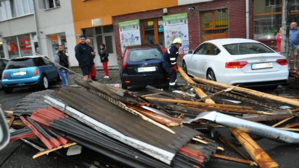 Pompierii sibieni intervin în mai multe zone afectate de vântul puternic