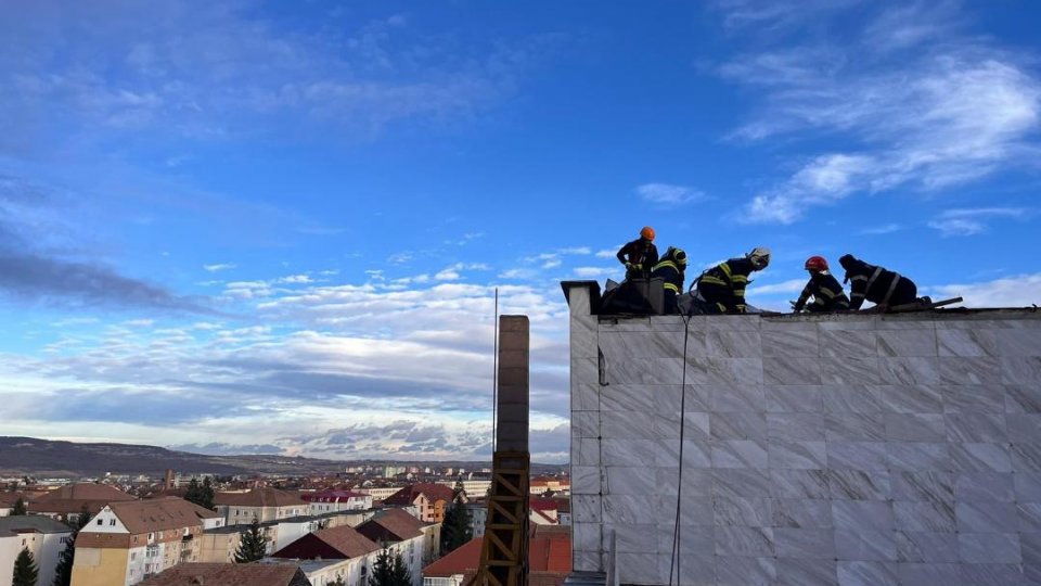 Sibiu: 12 intervenţii ale pompierilor la situaţii generate de vântul puternic