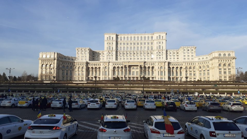Peste 800 de taximetrişti din Bucureşti şi din ţară protestează în Piaţa Constituţiei din Capitală