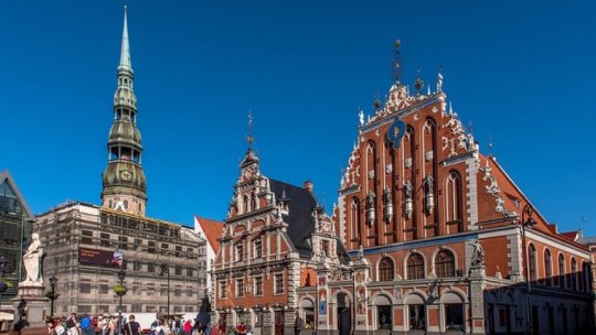 În Letonia, poliţia a anunţat că îi va controla pe alegătorii ruşi care merg să voteze la ambasadă