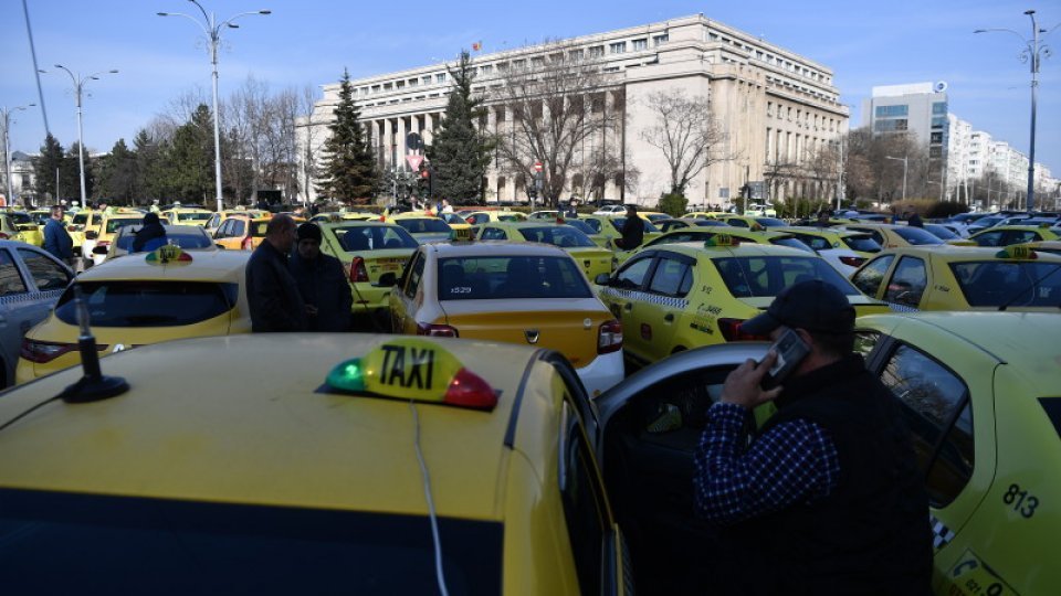 Protestul taximetriştilor continuă în Piaţa Constituţiei
