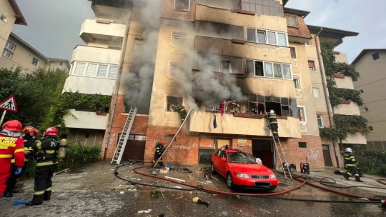 Explozie urmată de incediu, într-un bloc din Oneşti