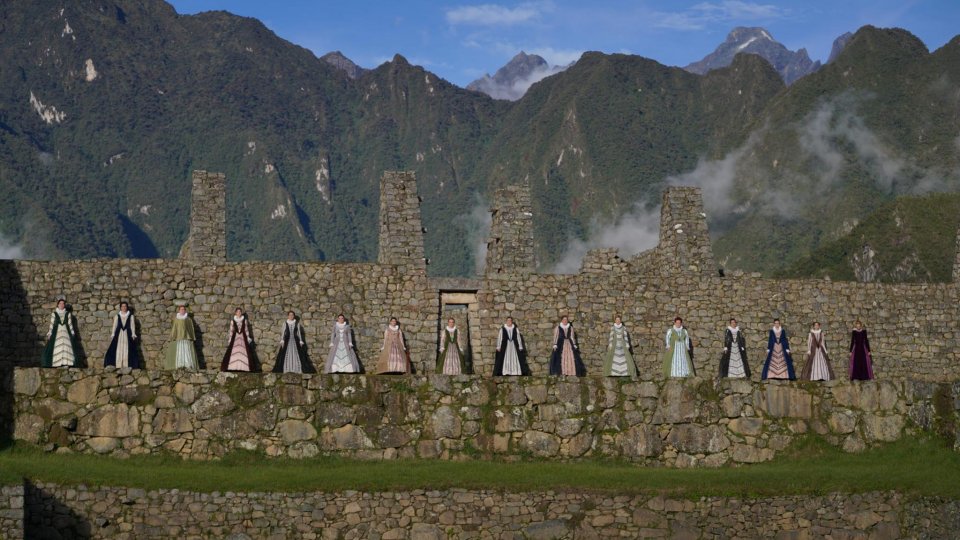 FOTO: Corul Madrigal a realizat în premieră un videoclip în vestigiile de la Machu Picchu