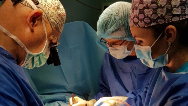 Chirurgii americani au realizat pe un pacient primul transplant de rinichi de porc modificat genetic