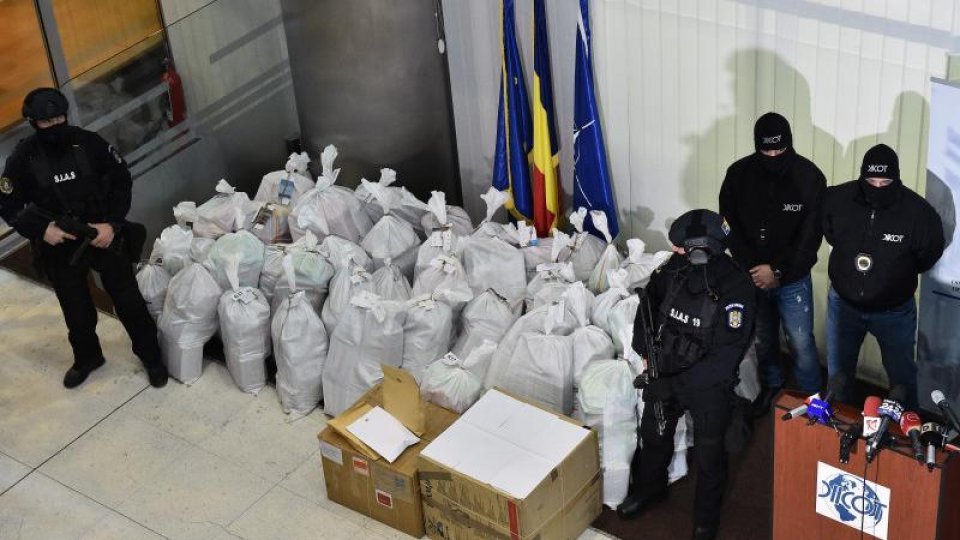 Iași: Douăsprezece persoane reţinute într-un dosar de trafic de droguri