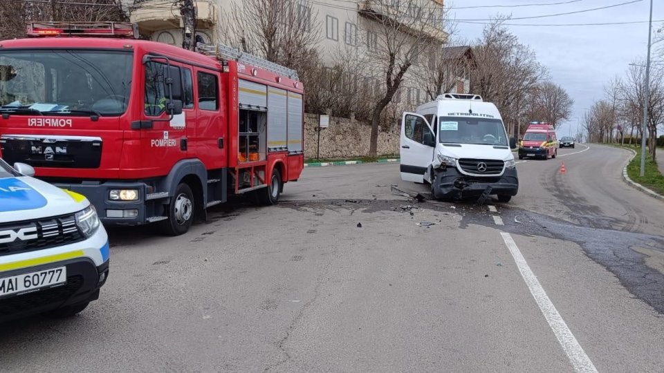 O femeie şi 4 copii au fost transportaţi la spital în urma accidentului rutier produs la intrarea în Techirghiol