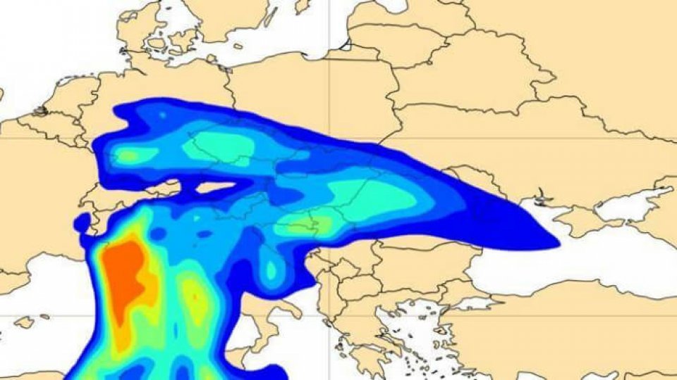 O masă de aer încărcată cu particule de praf saharian trece prin România