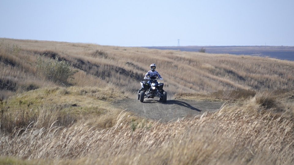 Copil de 11 ani, depistat de poliție în timp ce conducea un ATV pe un drum național