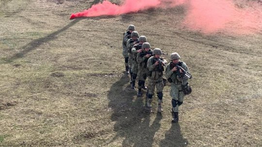 Exerciţii tactice în teren cu trupe şi tehnică militară în apropiere de Sfântu Gheorghe, judeţul Covasna