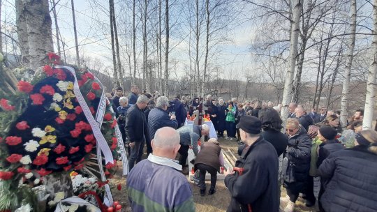 Scriitorul Dinu Săraru a fost înmormântat în curtea casei natale din localitatea Slătioara