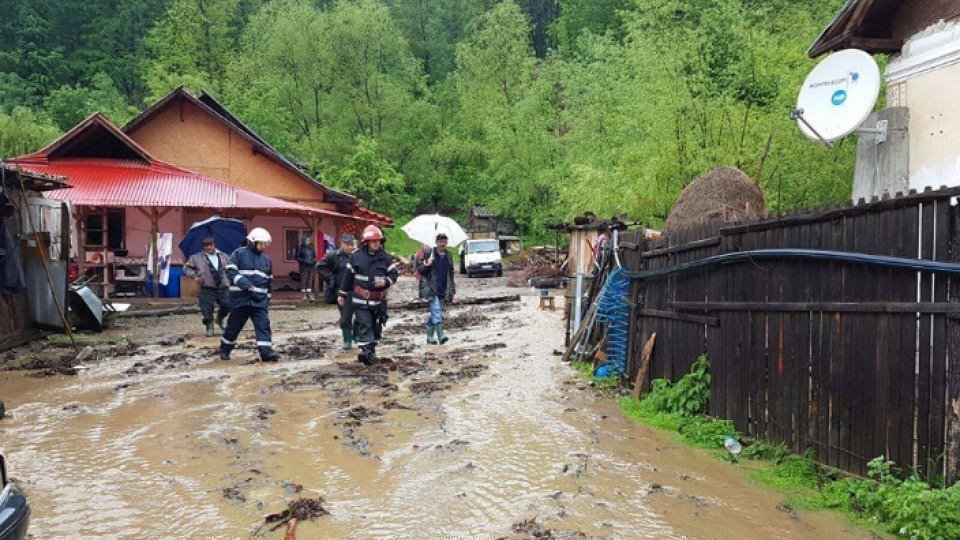 Cinci gospodării din satul Ohaba Lungă, judeţul Timiş, au fost inundate aseară, în urma unei viituri