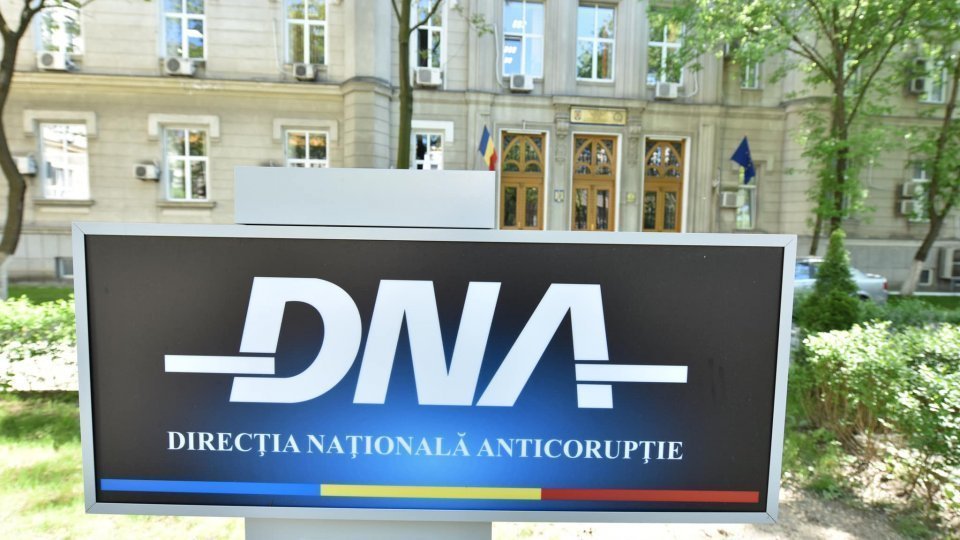 DNA a trimis în judecată peste 20 de persoane pentru falsuri şi alte infracţiuni