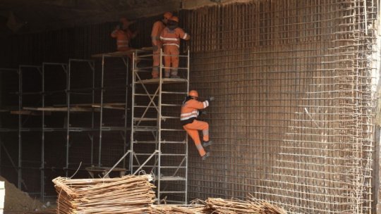 Muncitori care lucrează în construcţii fără forme legale