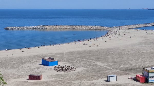Vremea caldă şi frumoasă a atras mulţi turiști la malul mării