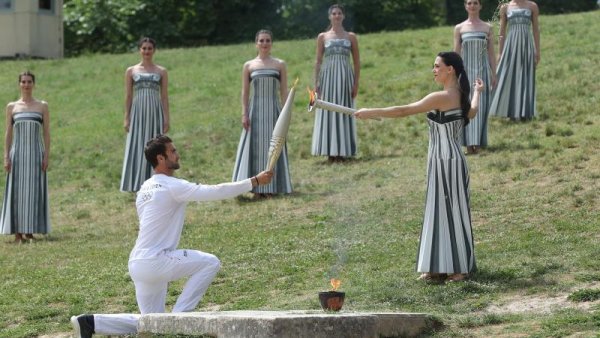 Ceremonie de aprindere a Flăcării Olimpice, în Grecia