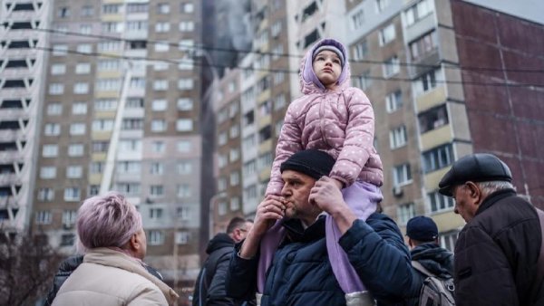 Peste 10 morți și zeci de răniți în urma unui atac rusesc asupra orașului Cernihiv