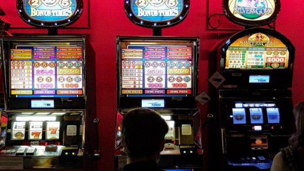 Sălile de jocuri de noroc sunt interzise în localităţile cu mai puţin de 15.000 de locuitori
