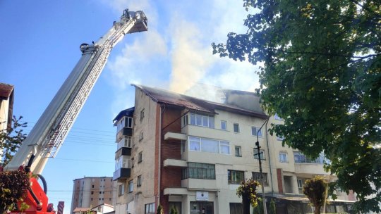 Incendiu la acoperişul unui bloc din Rădăuţi