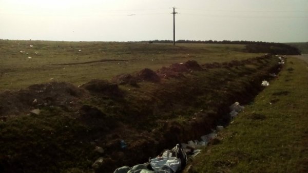 Ieşirile din ţară din vestul României s-au transformat în adevărate gropi de gunoi