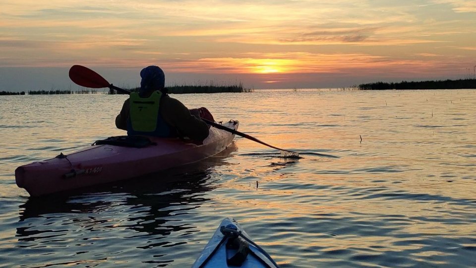 Sezonul turistic în Sulina începe cu ecologizarea plajei de la Marea Neagră