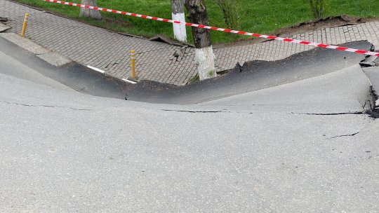 42 de persoane evacuate din blocurile aflate în apropiere de surparea din Slănic Prahova