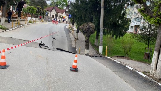 Străzi surpate, în Cluj-Napoca şi Slănic Prahova