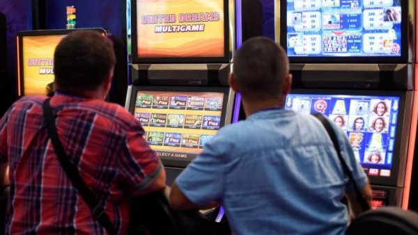 Legea „păcănelelor” care interzice sălile de jocuri de noroc în localităţile mici, a intrat în vigoare
