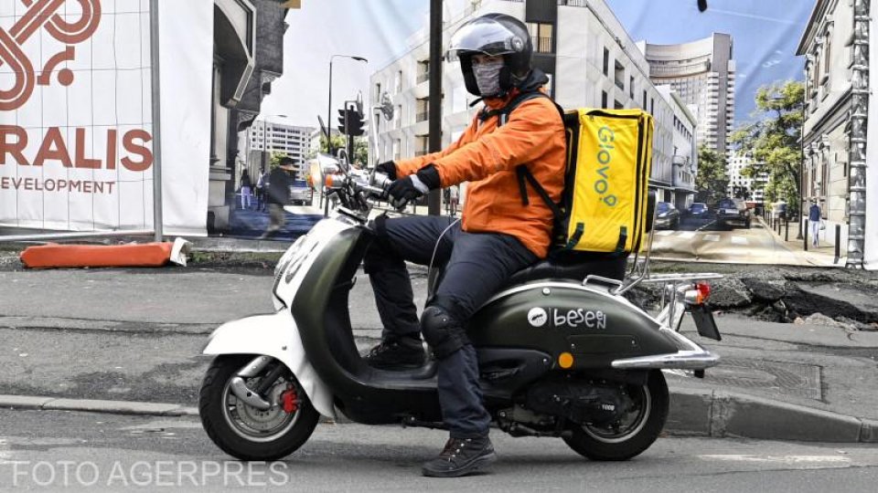 Poliţia Rutieră Bucureşti le explică regulile de circulaţie curierilor din Asia