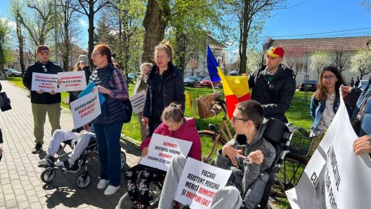ALBA IULIA: Asistenții personali ai persoanelor cu dizabilităţi au ieșit în stradă