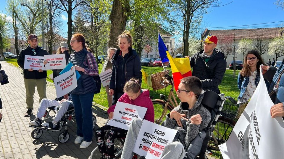 ALBA IULIA: Asistenții personali ai persoanelor cu dizabilităţi au ieșit în stradă