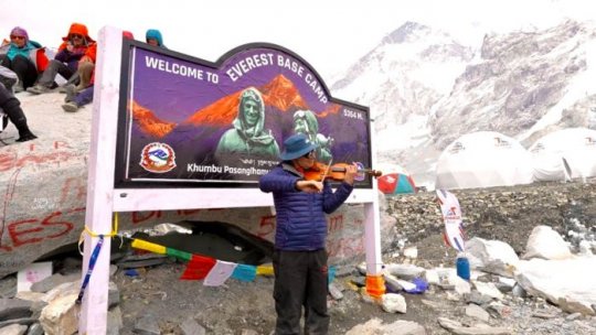 Violonistul Alexandru Tomescu duce balada lui Ciprian Porumbescu pe Everest