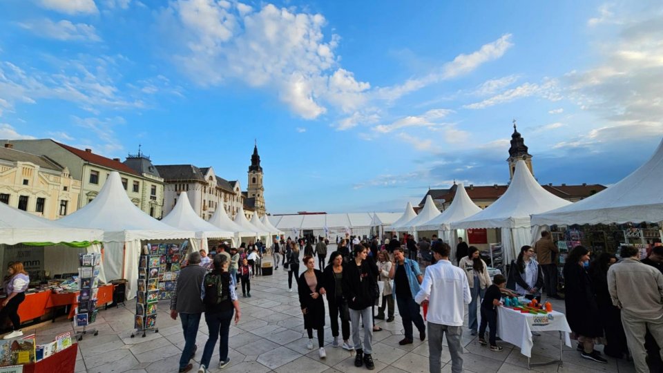 Târgul de Carte Gaudeamus Radio România, în plină desfăşurare în Piaţa Unirii din Oradea