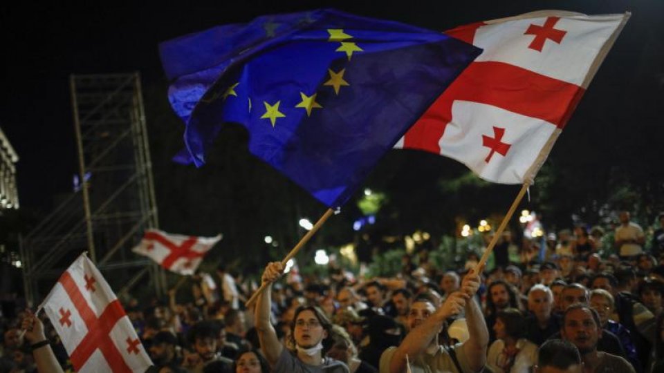 Mii de persoane au blocat o importantă intersecţie rutieră din Tbilisi, capitale Georgiei
