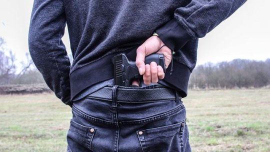 O persoană poate deține legal „cel mult două arme pentru apărare și pază”