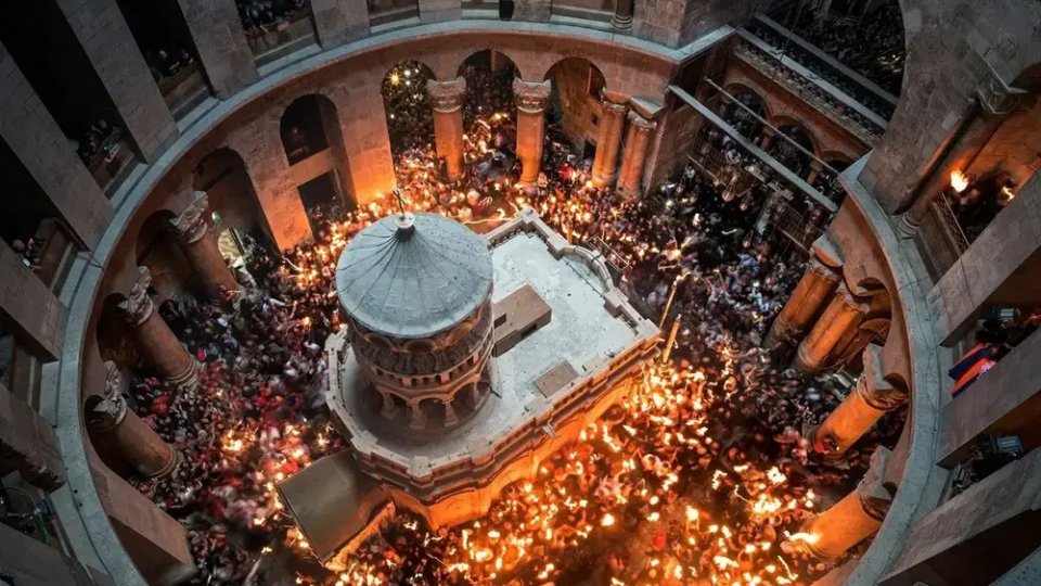 Lumina Sfântă de la Ierusalim, adusă sâmbătă seara în România I VIDEO