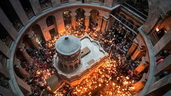 Lumina Sfântă, aprinsă la Biserica Sfântului Mormânt de la Ierusalim I VIDEO