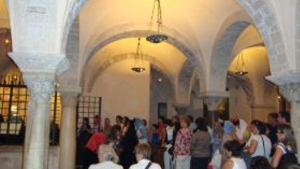 Italia: Bisericile ortodoxe și greco-catolice române, pline de credincioşi în noaptea de Înviere