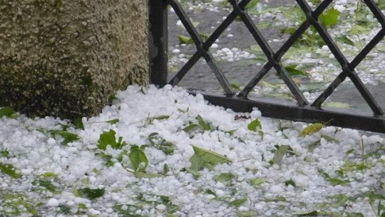 Grindină în unele regiuni din vestul şi centrul ţării