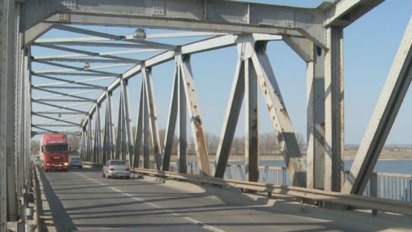 Traficul pe Podul Prieteniei se desfăşoară alternativ, pe o singură bandă