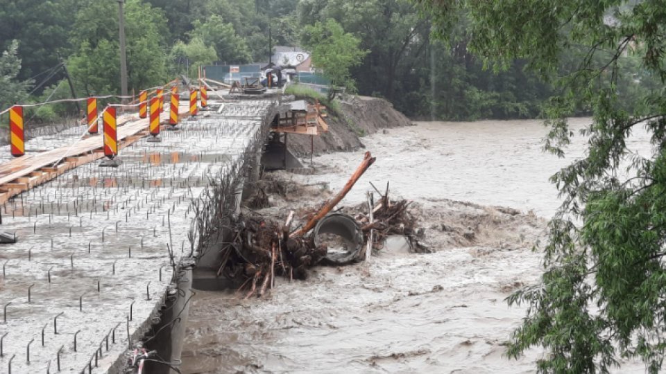 Cod galben de inundaţii pe râuri din 9 județe
