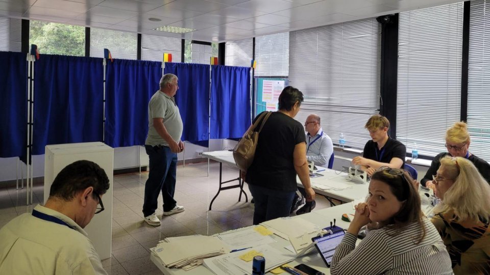 Românii şi-au ales primarii, preşedinţii de consilii judeţene, consilierii locali şi judeţeni
