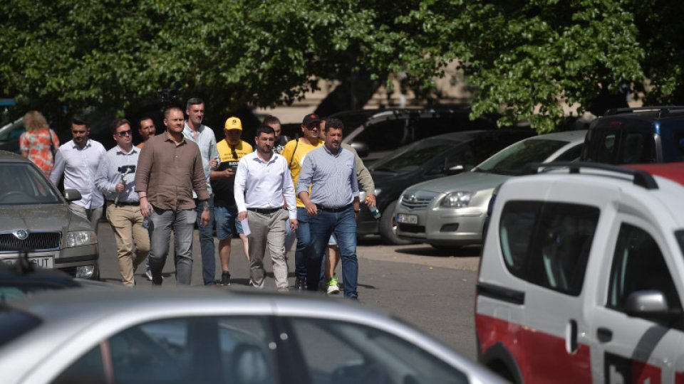 Mai mulţi membri ai partidului AUR au fost aduşi la sediul Parchetului General pentru a fi audiaţi