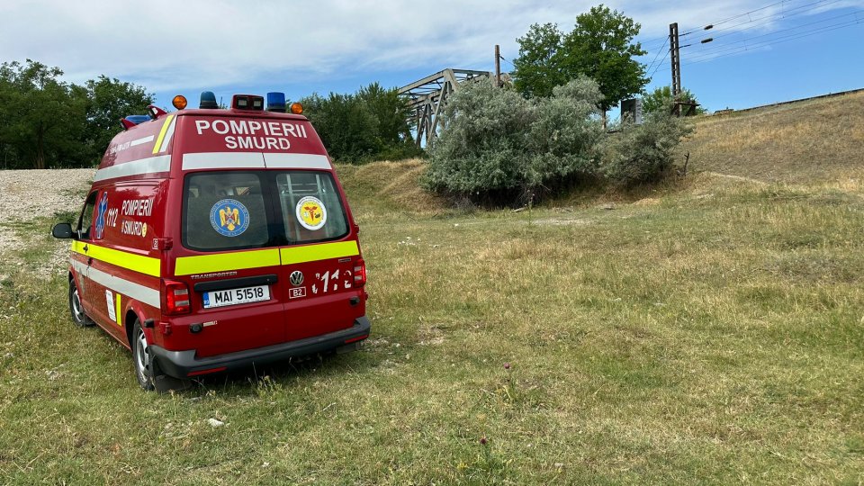 Pompierii au salvat viața unui bărbat care a adormit pe linia de cale ferată