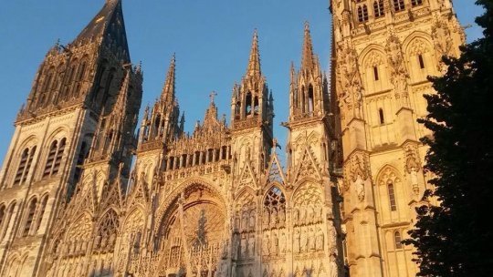 Franța: Catedrala din orașul Rouen a luat foc