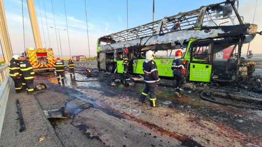 Un autocar a luat foc pe Podul suspendat  de la Brăila