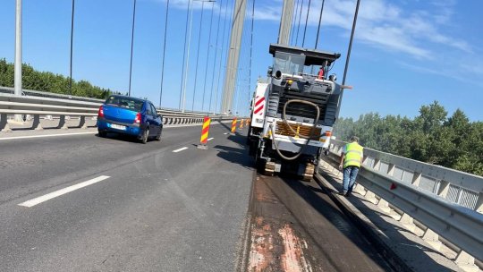 FOTO: Lucrări de refacere a asfaltului pe Podul de la Brăila