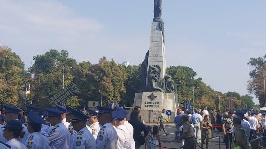 FOTO: Demonstraţie aeriană de Ziua Aviaţiei Române