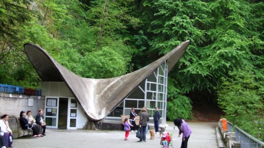 Bazinul cu apă sulfuroasă din stațiunea Băile Olănești, redeschis după mulți ani