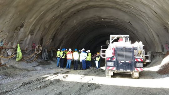 Lucrările pe şantierul secţiunii de autostradă între Tigveni şi Curtea de Argeş au avansat considerabil