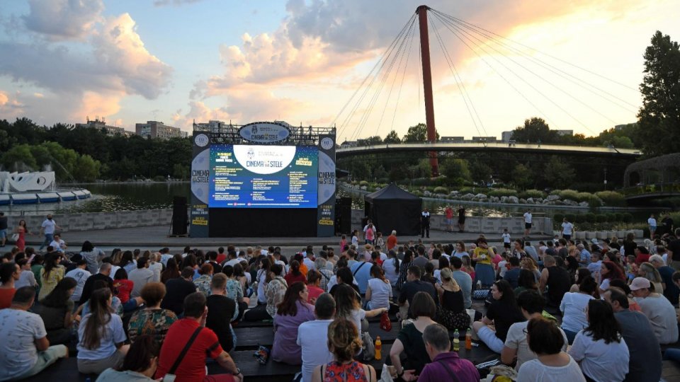 BUCUREȘTI: 32 de filme celebre vor rula pe ecrane instalate în parcuri din Sectorul 6